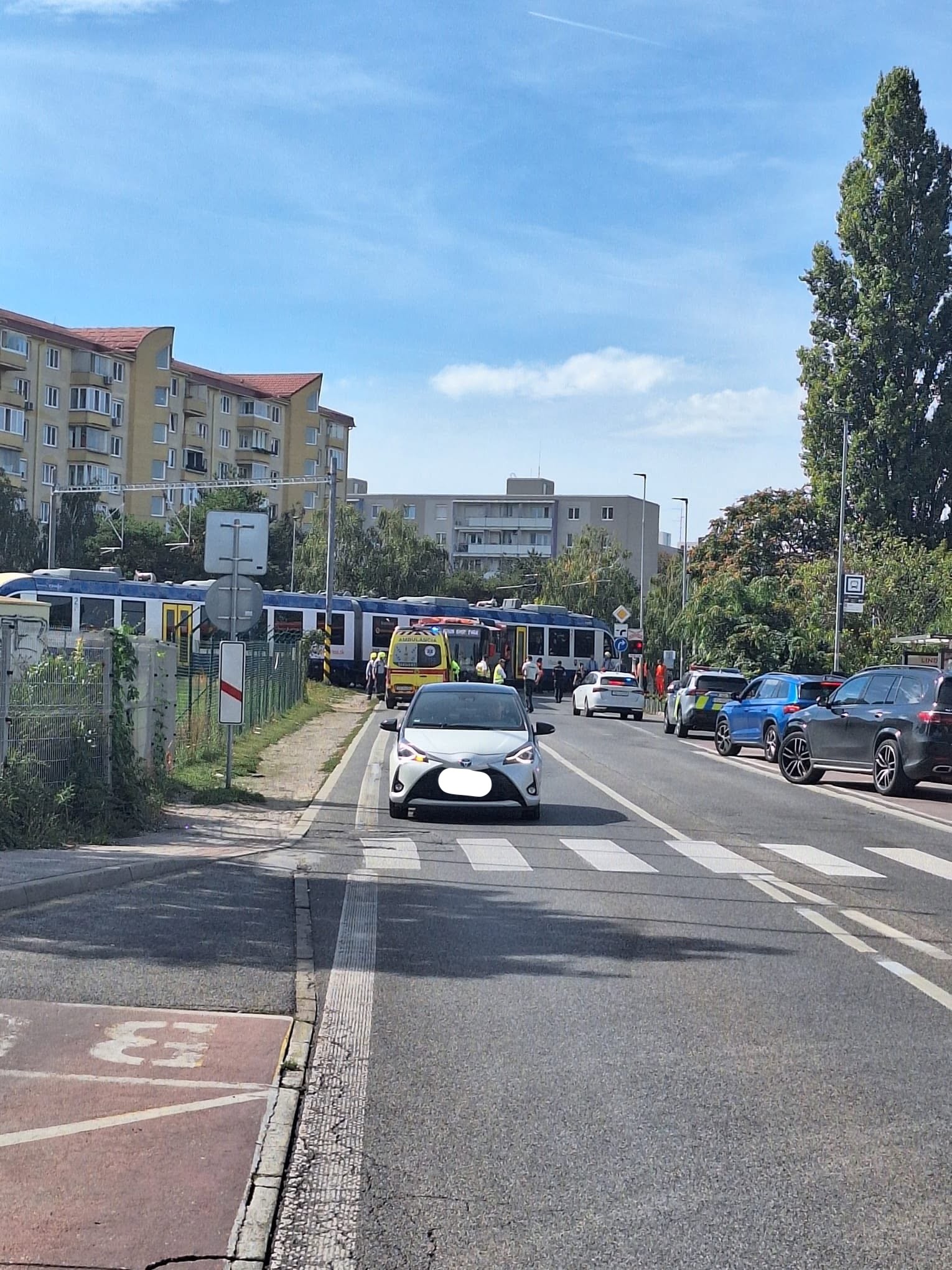 V Bratislave sa zrazil vlak s autobusom.