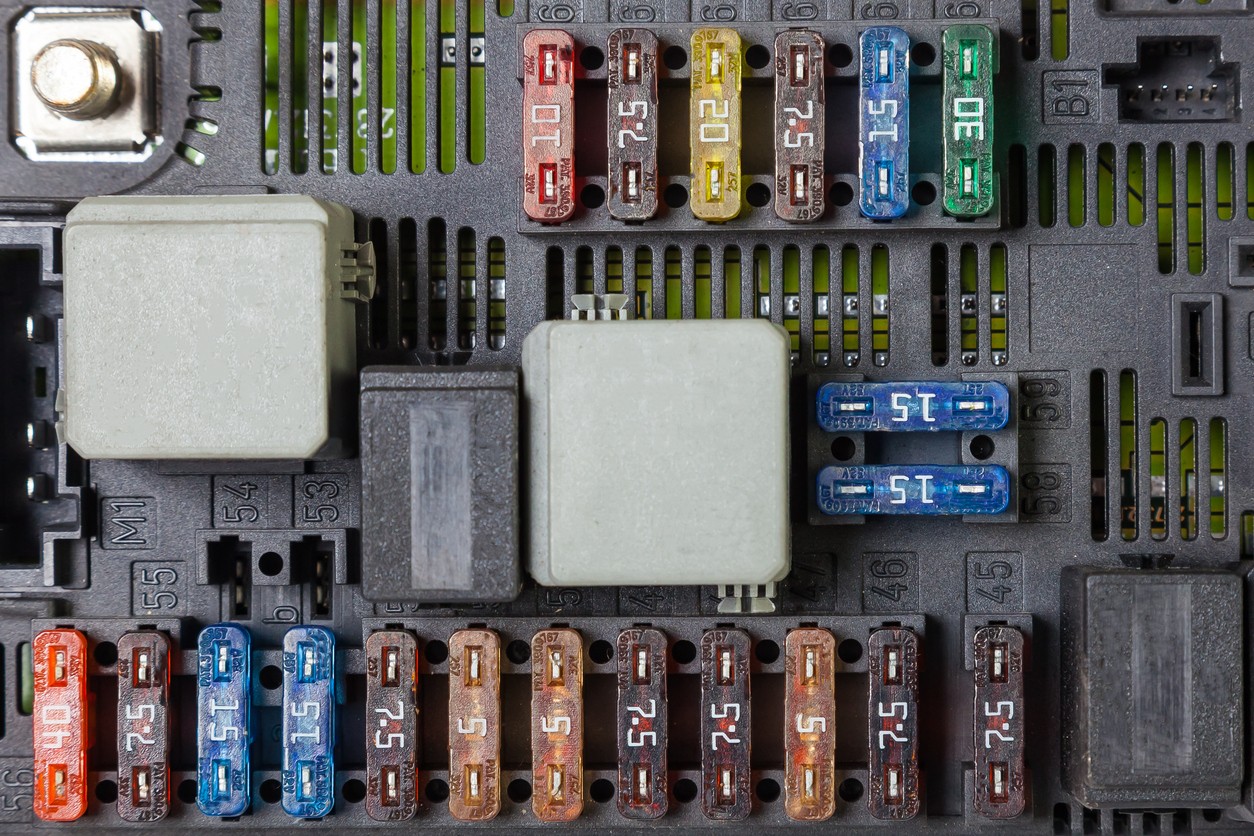 Pravidelný servis a čistenie poistkovej skrinky sprejom na kontakty predchádzajú oxidácii a drahým poruchám elektroinštalácie. Odborníci odporúčajú vizuálnu kontrolu stavu poistiek pred každou dlhšou cestou naprieč Slovenskom. 