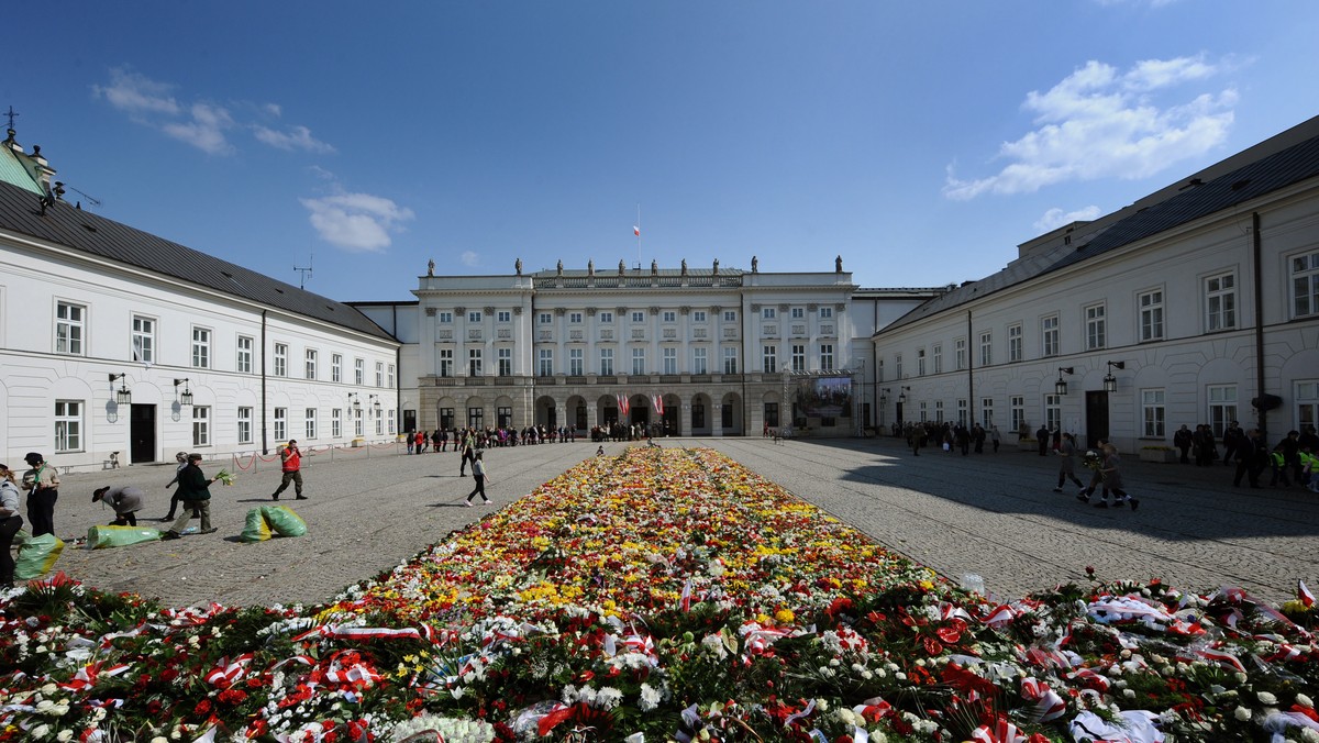 Dzisiaj mijają trzy miesiące od tragicznej katastrofy samolotu Tu-154 pod Smoleńskiem w której zginął prezydent Lech Kaczyński wraz z małżonką i 94 osobami z delegacji. Aby uczcić pamięć ofiar, odbyła się msza święta w ich intencji. Politycy PiS, w tym Jarosław Kaczyński, złożyli wieniec pod krzyżem ustawionym przez harcerzy przed Pałacem Prezydenckim na Krakowskim Przedmieściu.