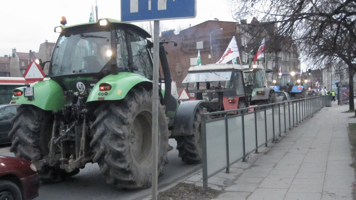 Tuż przed godziną 14:00 przejazd przez centrum Gdańska stał się niemożliwy. Kilka ciągników zablokowało pas jezdni przy ul. Jana z Kolna w pobliżu Placu Solidarności. Rolnicy z regionu protestowali m.in. przeciwko sprzedaży polskich gruntów zagranicznym  przedsiębiorcom.