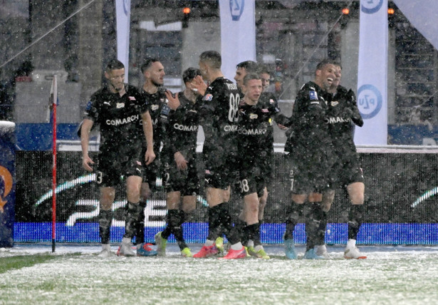Radość zawodników Cracovii po zdobytej bramce podczas meczu 27. kolejki piłkarskiej Ekstraklasy z PGE FKS Stalą Mielec