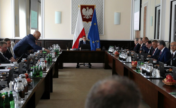 "O zmianach w rządzie na pewno będzie informował premier, gdyby do nich miało dojść. One muszą nastąpić. Bo rzeczywiście te osoby, które pan wymienił oraz inne myślą o Parlamencie Europejskim" - powiedział Dworczyk, dodając, że zmiany nastąpią przed kampanią wyborczą do PE.