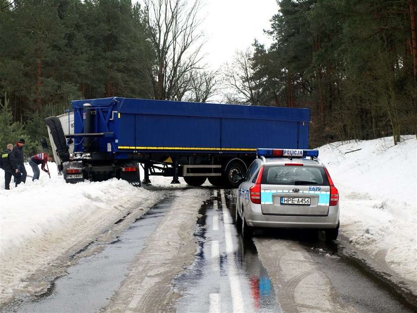 Ale zaparkował tirem! FOTO