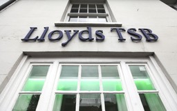 Lloyds stracił w zeszłym roku 2,8 mld funtów