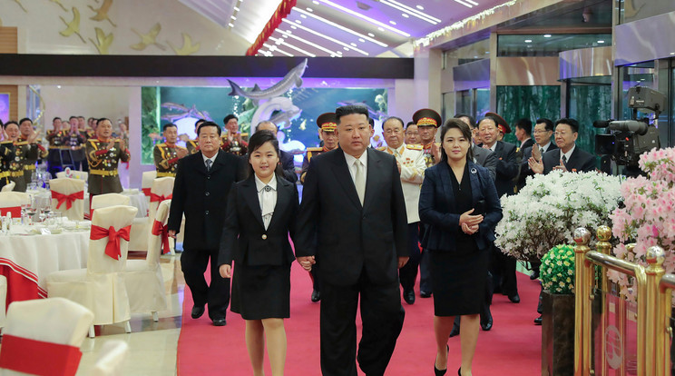 Kim Dzsongun egy állami ünnepségre vitte magával lányát és feleségét is / Fotó: Profimedia