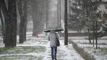 Mi jöhet még? Teljesen beborította a hó Debrecen utcáit, de máshol sem jobb a helyzet – fotók