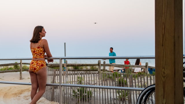 Fürdőruhás strandolók miatt háborognak a spanyol nudisták
