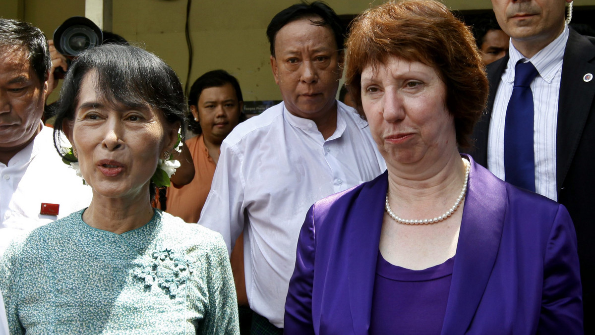 Szefowa unijnej dyplomacji Catherine Ashton otworzyła przedstawicielstwo UE w stolicy Birmy - Rangunie. Ashton powiedziała, że jest to "symbol" zaangażowania UE w popieranie demokratycznych reform cywilnego rządu Birmy, który w ub. roku przejął władzę od armii.