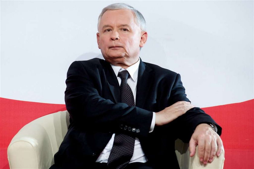 Kaczyński chodzi w masce po domu! Dlaczego?