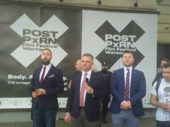 Post Pxrn Film Festival Warsaw: protest przed Kinem Muranów 