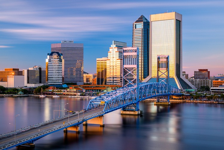9. Jacksonville, USA
<br><br>
To największe miasto na Florydzie, a także największe pod względem powierzchni miasto w całych Stanach Zjednoczonych. Na miejscu do dyspozycji macie 35 km plaż oraz tętniące muzyką nocne życie. „Jax” oferuje najtańsze zakwaterowanie w stanie Floryda.