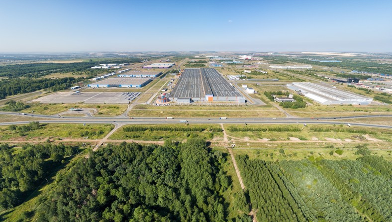 To tu w olbrzymich halach powstają tysiące dronów Geran-2. W budowie dronów w halach i w firmach kooperujących pracuje 70 000 pracowników/