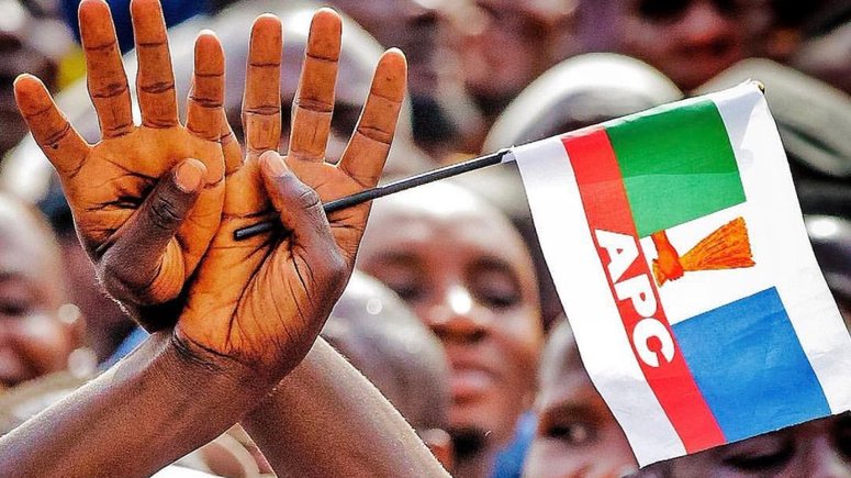 A supporter of the All Progressive Congress (APC) holds up the sign of President Muhammadu Buhari's re-election campaign [Twitter/@BuhariCentre]