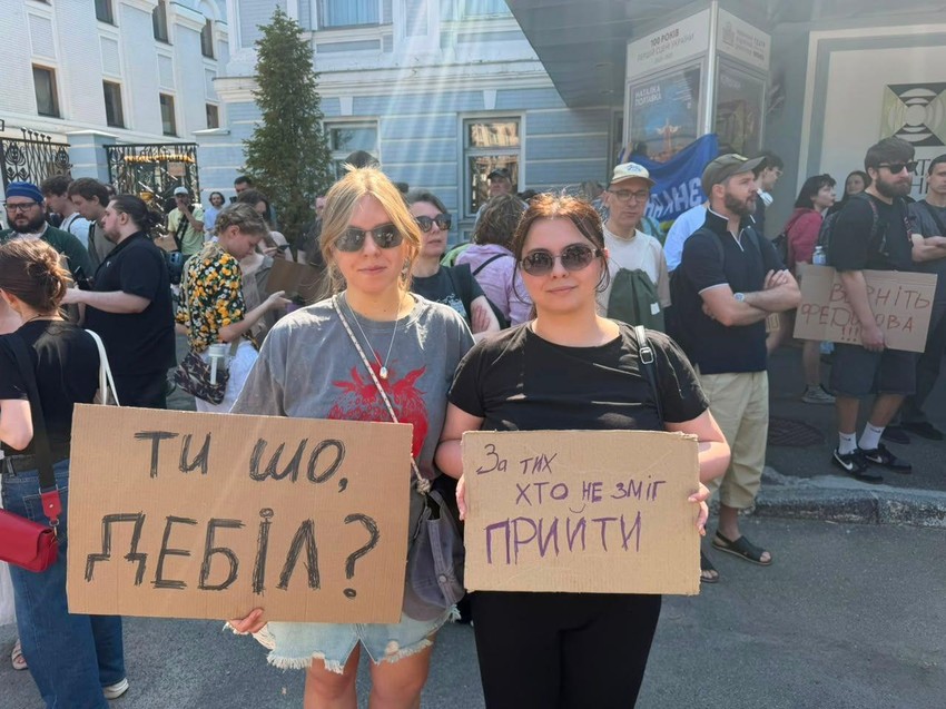 Dve demonstrantkinje u Kijevu drže transparente na kojima piše: „Šta radiš, idiote?“ i „Ovo je za sve one koji nisu mogli da budu ovde“ | Foto: BBC