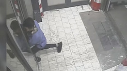 Felismeri? Ezt a férfit keresik a  rendőrök: a VI. kerületben rongált – videó