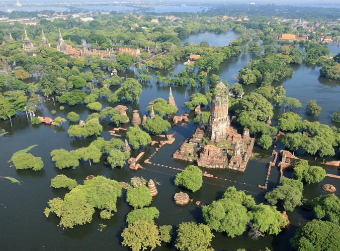 Zalane tereny świątyni Wat Mahathatu