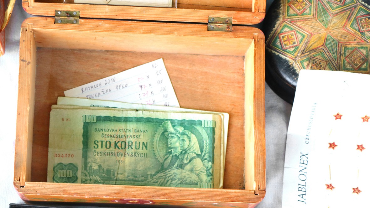 100 korún Československa v drevenej krabičke na burze starožitností pri Červenom Kameni.
