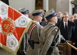 Komorowski na pogrzebie Jaruzelskiego: Okażmy szacunek zmarłemu prezydentowi