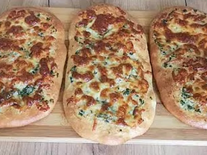 Somuni iz rerne sa belim lukom tope se u ustima, a spremaju se veoma lako