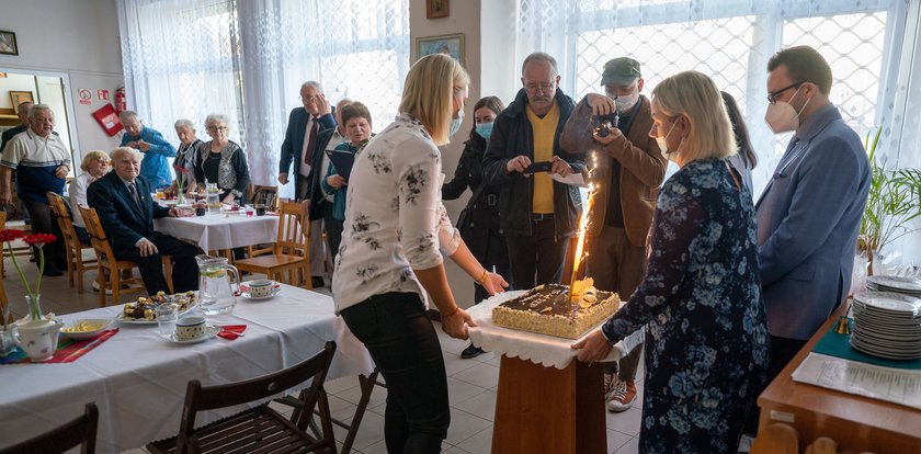 Tort na urodziny domu seniora Zacisze w Łodzi. Od 35 lat tu jest jak w rodzinie. Sam zobacz