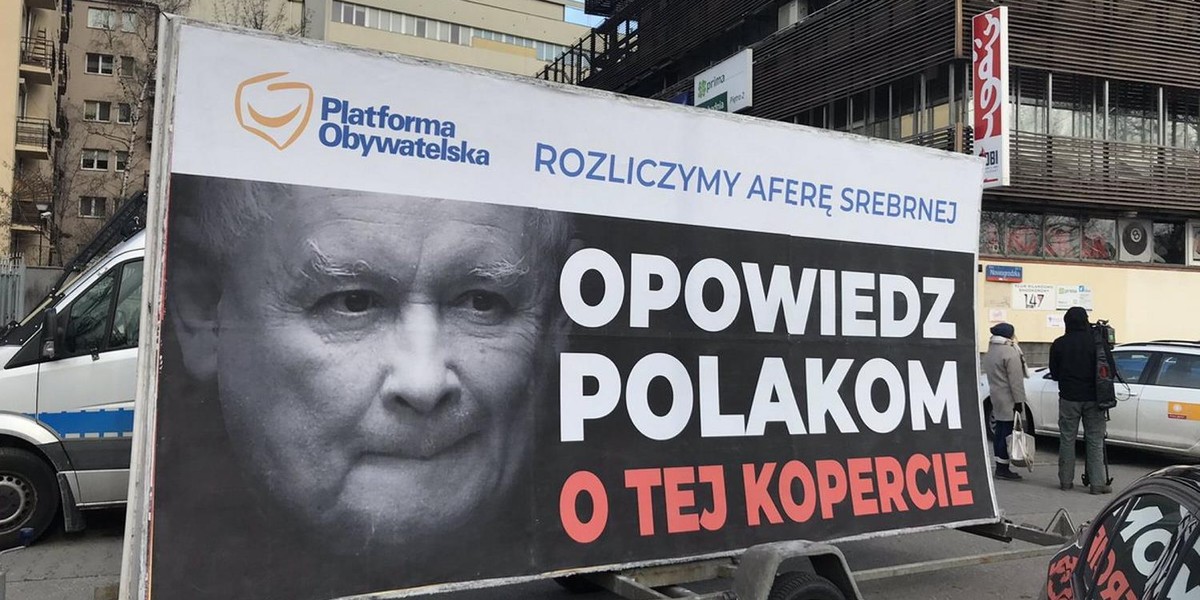 Politycy PO nie opuszczają Jarosławowi Kaczyńskiemu