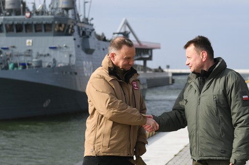 Andrzej Duda i Mariusz Błaszczak  po ćwiczeniach pod kryptonimem Zalew-23 w Porcie Morskim Nowy Świat na Mierzei Wiślanej