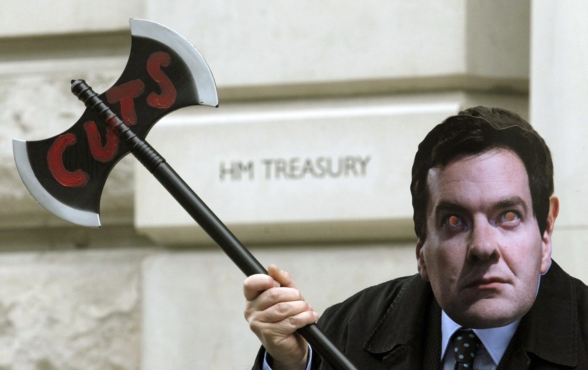 Demonstrant u Londonu sa maskom Džordža Ozborna, ministra finansija