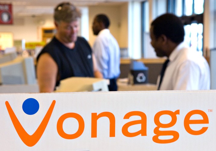 <b>Vonage</b>
<br><b>Debiut giełdowy: </b> 24 maja 2006
<br><b>Spadek wartości akcji:</b> 17$ -> 0,35$
<br><br>
Jeszcze w 2006 roku Vonage dominowało na amerykańskim rynku internetowych rozmów głosowych (VoIP). Słaby marketing i coraz silniejsza konkurencja ze strony głównych rywali sprawiły jednak, że firma powoli traciła swoją silną pozycję na rynku. Debiut giełdowy miał być dla Vonage szansą na odzyskanie dawnej świetności. 24 marca 2006 firma przedstawiła ofertę publiczną, a jej akcje osiągnęły wartość 17 dolarów. Niestety już w ciągu pierwszego tygodnia od debiutu, straciły ponad 30% swojej wartości. Nie obyło się również bez skandalu: W dniu giełdowego debiutu Vonage, wielu podekscytowanych inwestorów nie mogło zakupić akcji firmy z powodu tajemniczego technicznego błędu. Jednak już kilka dni później, po dramatycznym spadku wartości akcji, otrzymali oni informacje, że ich wcześniejsze oferty zostały zaksięgowane, a za akcje muszą zapłacić 17 dolarów - tyle, ile były warte w dniu debiutu. Rozwścieczeni inwestorzy wytoczyli firmie proces, w wyniku którego Vonage zmuszone było do wypłaty sporych odszkodowań.