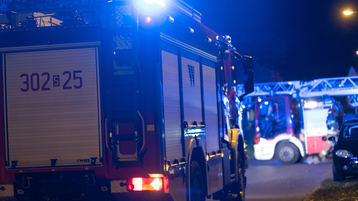 Samochód uderzył w dystrybutor gazu LPG, trwa akcja straży pożarnej w Krakowie [Źródło: Onet]
