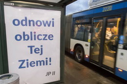 Kto rozwiesza billboardy z cytatem z Jana Pawła II? W sprawie jest wątek jednego z najbogatszych Polaków