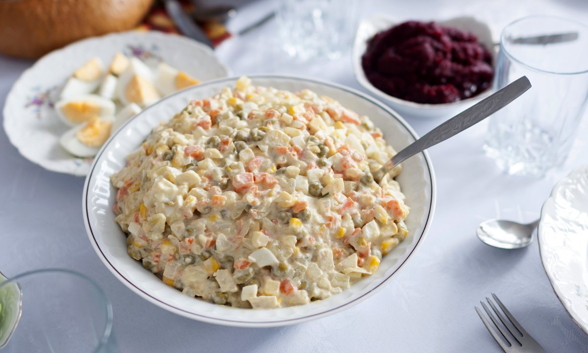 Jak długo może stać sałatka jarzynowa? Większość z nas przekracza termin