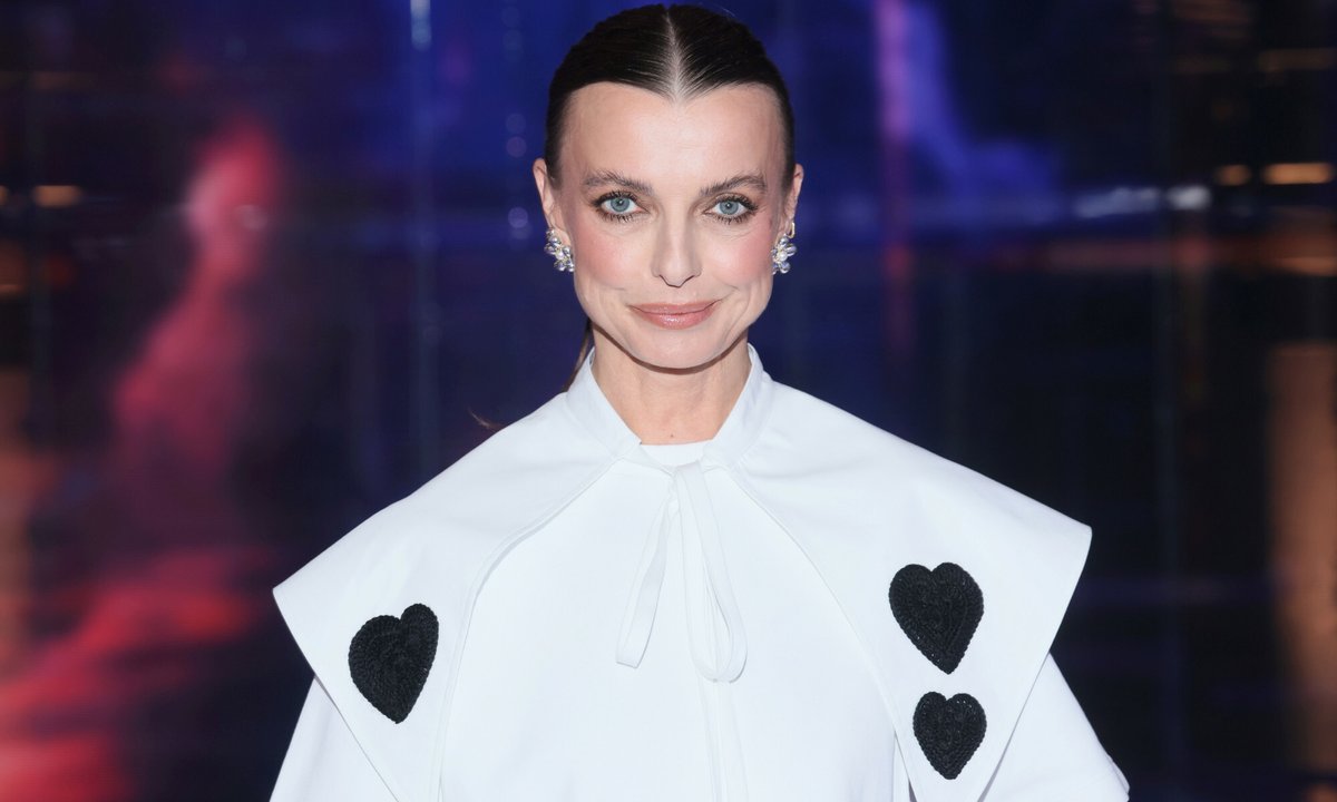 Katarzyna Sokołowska topless na okładce magazynu. 52-latkę zasłania tylko kwiat