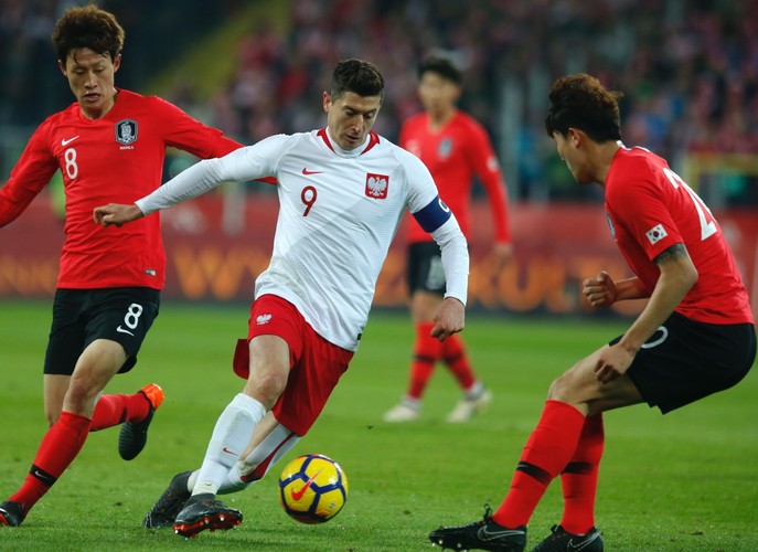 Robert Lewandowski (C) oraz Jae-sung Lee (L) i Min-jae Kim (P)