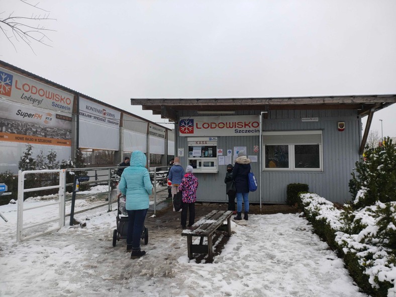 Kolejka chętnych przed kasą