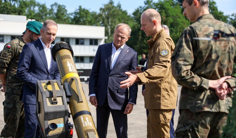 Przedstawiciele rządu oglądają wyrzutnię PPK MOSKIT