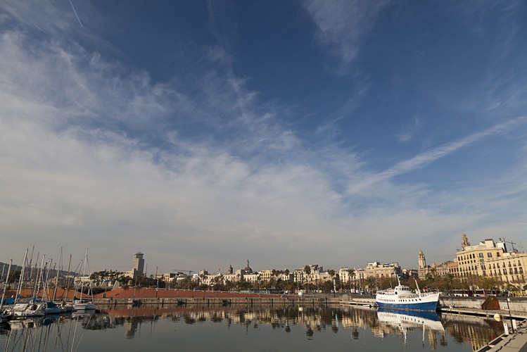 Gospodarcze sukcesy niosą za sobą ogromny dług publiczny. Katalonia to jeden z najbardziej zadłużonych regionów w Hiszpanii. Z tego względu ekonomiści rysują  ponury gospodarczy scenariusz za każdym razem, gdy toczy się dyskusja o „niepodległej Katalonii”. Odłączenie się od Hiszpanii zostawiłoby Barcelonę z długiem niemal tak wielkim jak w Atenach, co byłoby równoznaczne z bankructwem. W sierpniu ub. roku region ten starał się o 5 mld euro bailoutu od UE.