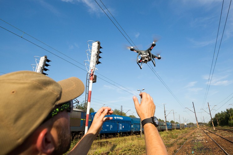 W PKP Cargo usłyszeliśmy, że mogą działać autonomicznie. Tzn. da się je zaprogramować do samodzielnych startów i lądowań, żeby wykonywały zaplanowane wcześniej loty nad konkretnymi pociągami.<br>

<br>Przewoźnik wykorzystuje dwa rodzaje dronów. U większych rozpiętość skrzydeł wynosi jeden metr. A drugie są połowę mniejsze. Maksymalna prędkość dronów nad pociągami z węglem to 60 km/h. <br><br> Na zdjęciu: Operatorzy dronów podczas akcji