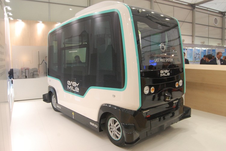 Autobus bez kierowcy 

Alstom pokazał także inną ciekawostkę – autobus autonomiczny, czyli bez kierowcy. Także elektryczny. To też prototyp, który był testowany m.in. w Paryżu, czy Tallinie. Autobus może zabrać 12 osób. Ze względu na bezpieczeństwo może nie jeździ szybko – najwyżej z prędkością 25 km na godz. Producent wyobraża sobie, że będzie to idealne rozwiązanie np. przy dojazdach do stacji kolejowych. Na razie prawo w krajach Europy nie dopuszcza, by po drogach publicznych jeździły pojazdy bez kierowcy. To ma się jednak zmienić.