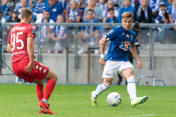 Zawodnik Lecha Poznań Michał Skóraś (P) i Patryk Stępiński (L) z Widzewa Łódź podczas meczu 8. kolejki piłkarskiej Ekstraklasy