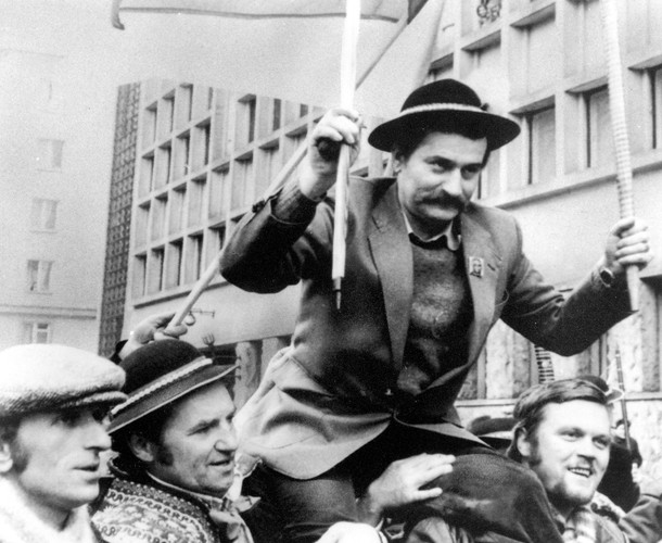 Lech Wałęsa niesiony przez ludzi