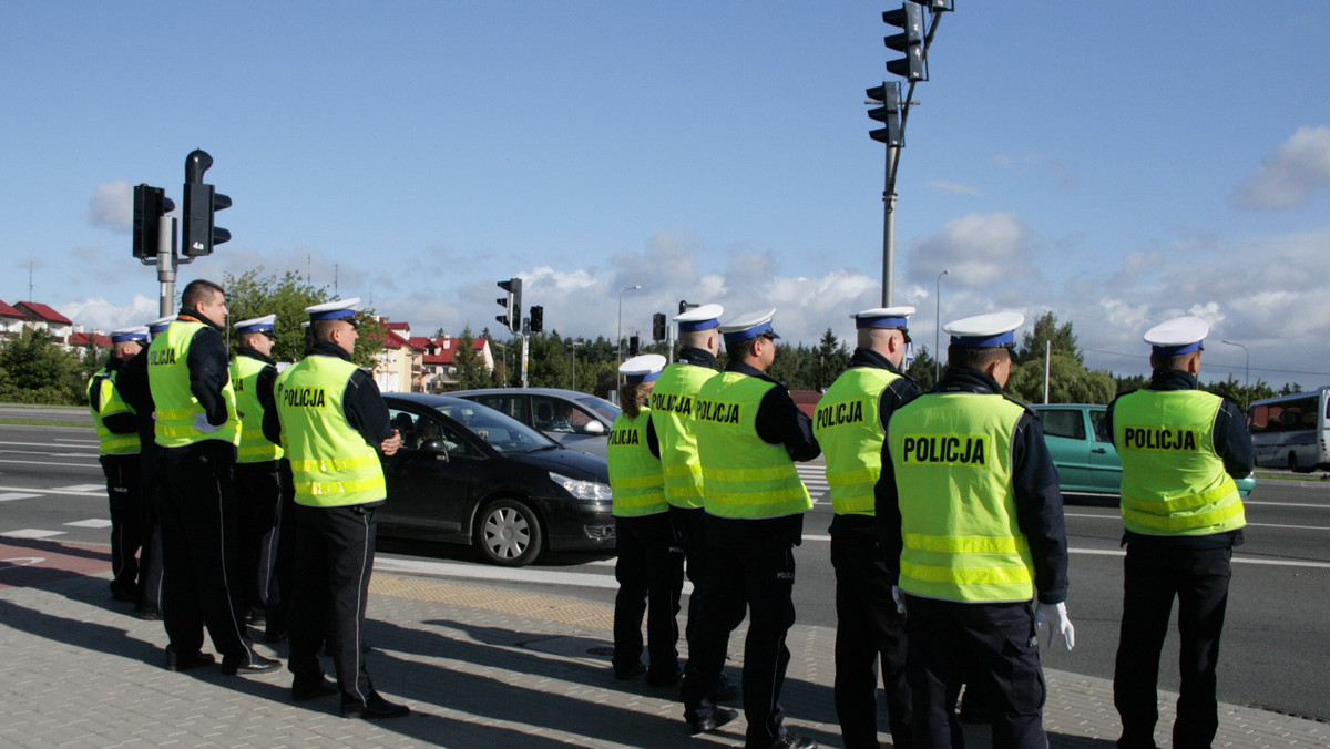 Niejeden z kierowców przejeżdżających w czwartek rano przez skrzyżowanie ul. Słowackiego z ul. Budowlańców w Gdańsku mógł być mocno zdziwiony. Na chodniku stała bowiem duża grupa policjantów w żółtych kamizelkach, a na środku skrzyżowania jeden z funkcjonariuszy kierował ruchem, po czym wymieniał się z kolejnym mundurowym. To nie przypadek, a zamierzone działanie - w Gdańsku odbywały się eliminacje wojewódzkie do konkursu Policjant Ruchu Drogowego 2012.