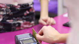Kiderült, mennyit költenek bankkártyával átlagosan havonta a magyar fiatalok