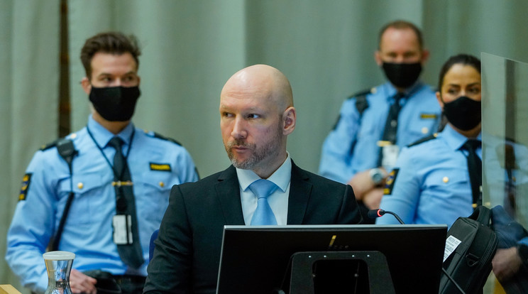 A 2011. július 22-i norvégiai terrortámadások elkövetője, a huszonegy éves börtönbüntetését töltő Anders Behring Breivik (k) a skieni börtön bírósági tárgyalótermében meghallgatásának második napján, 2022. január 19-én / Fotó: MTI/EPA/NTB POOL