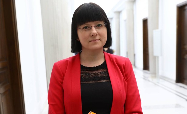 Kaja Godek: Zarabiam 3416 zł, w Polsce chyba lepiej pobierać zasiłki i mieć święty spokój