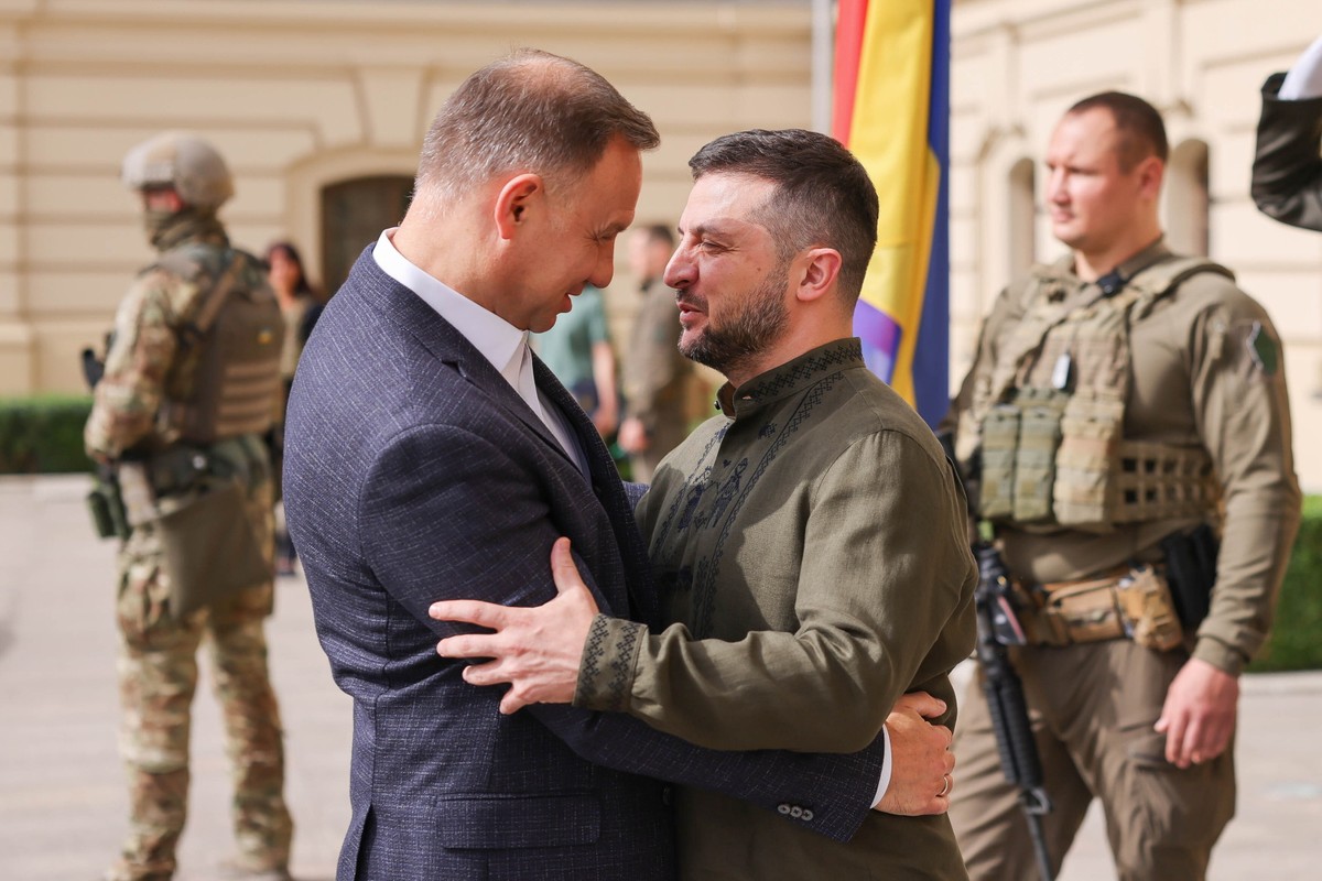 Prezydent RP Andrzej Duda (C-L) oraz prezydent Ukrainy Wołodymyr Zełenski (C-P)