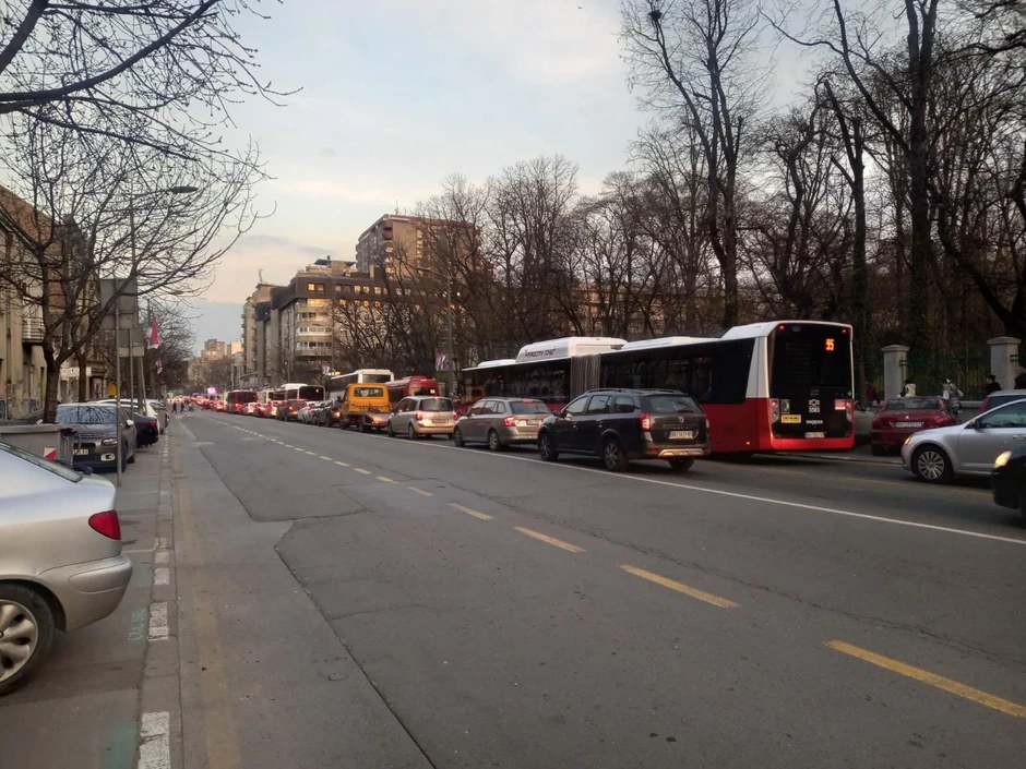 Vozila stoje na Bulevaru