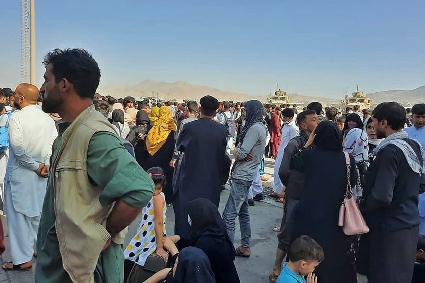 Kabul. Chaos na lotnisku. W tle słychać strzały i krzyk ludzi