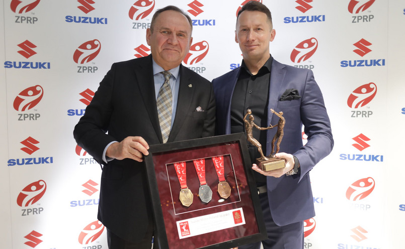 Andrzej Kraśnicki, prezes ZPRP i Piotr Dulnik, prezes zarządu Suzuki Motor Poland z nagrodą za zasługi dla rozwoju piłki ręcznej w Polsce
