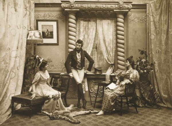 Mężczyzna widoczny na zdjęciu to hrabia Aleksander Tyszkiewicz. Fotografię wykonał z kolei Benedykt Henryk Tyszkiewicz (1898, domena publiczna).