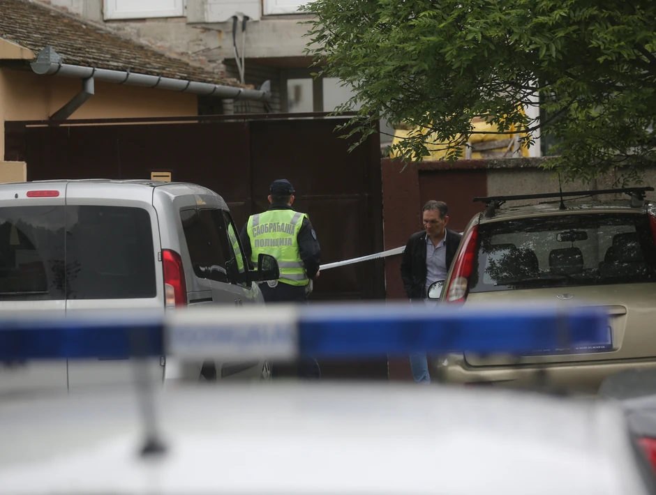 Prema priči komšija, žena je dugo čekala ispred kuće kako bi je primili